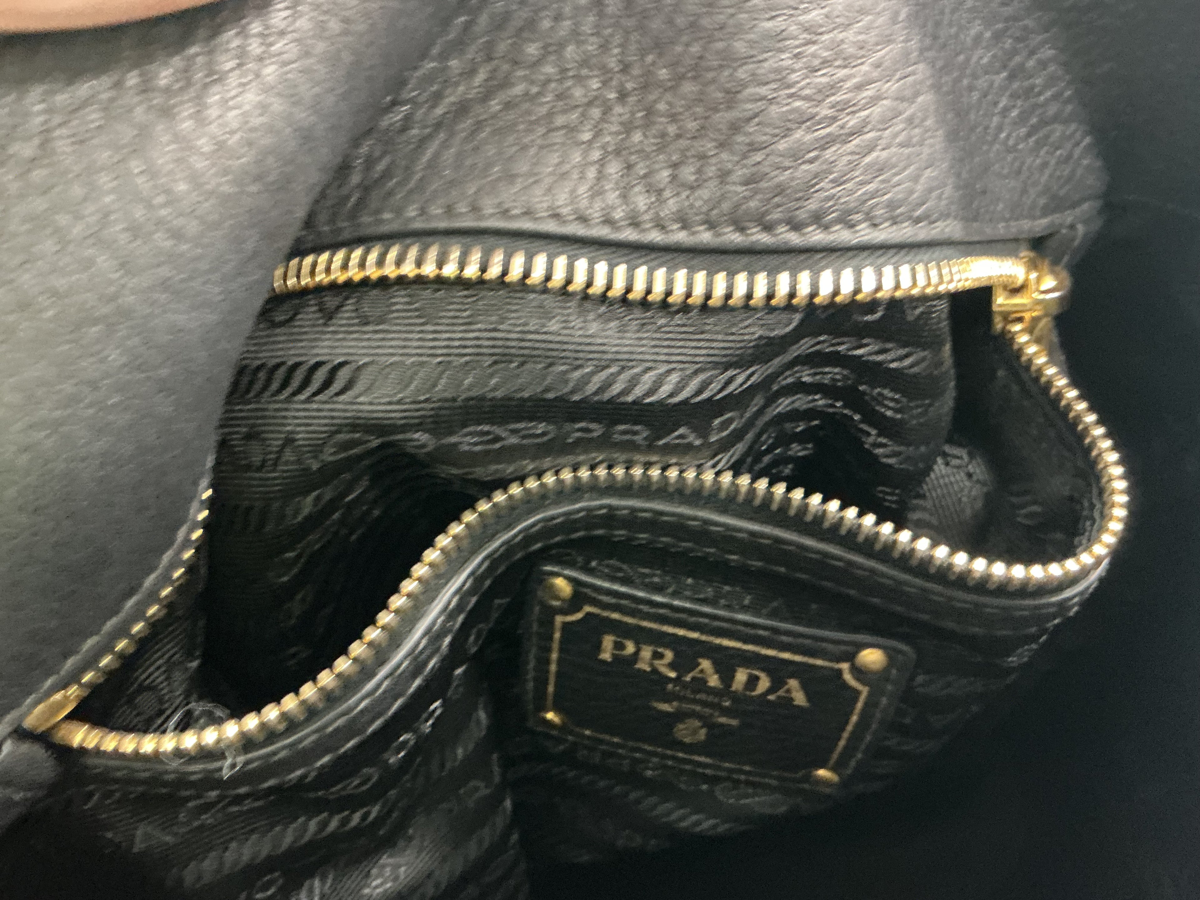 Prada Vitello Daino Hobo – Pelle Nera, Hardware Oro [Preloved]