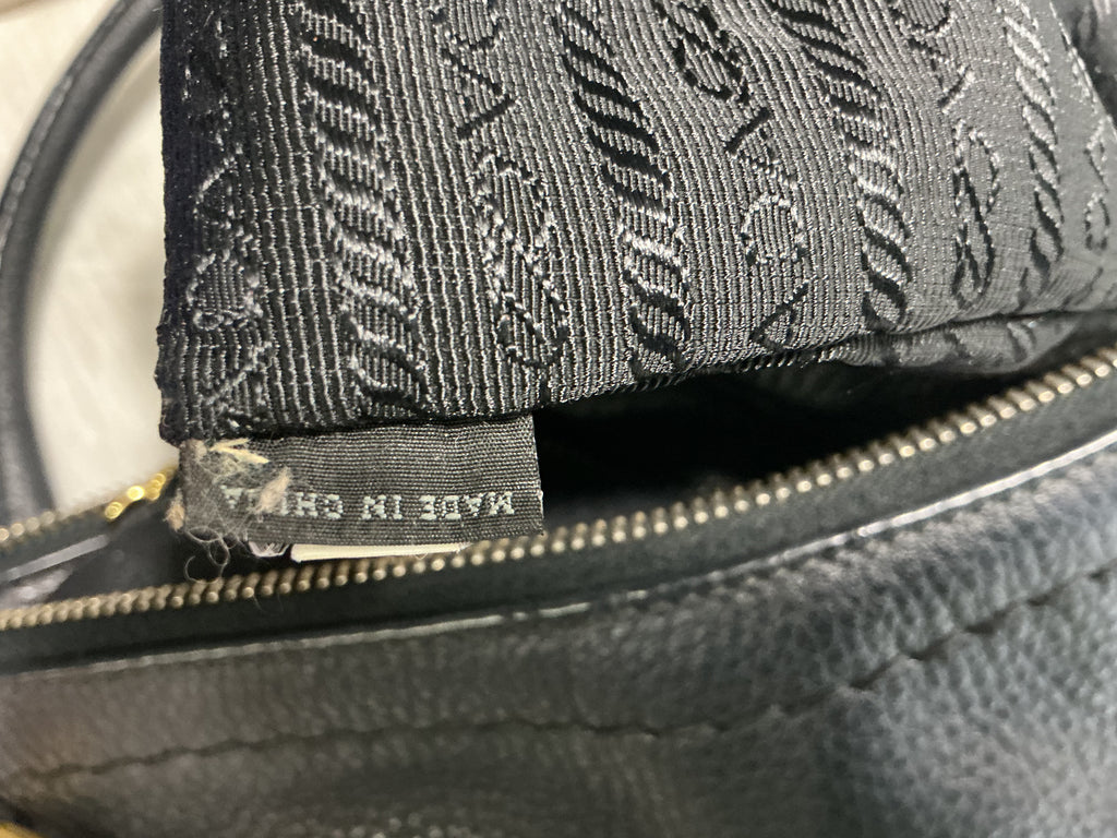 Prada Vitello Daino Hobo – Pelle Nera, Hardware Oro [Preloved]