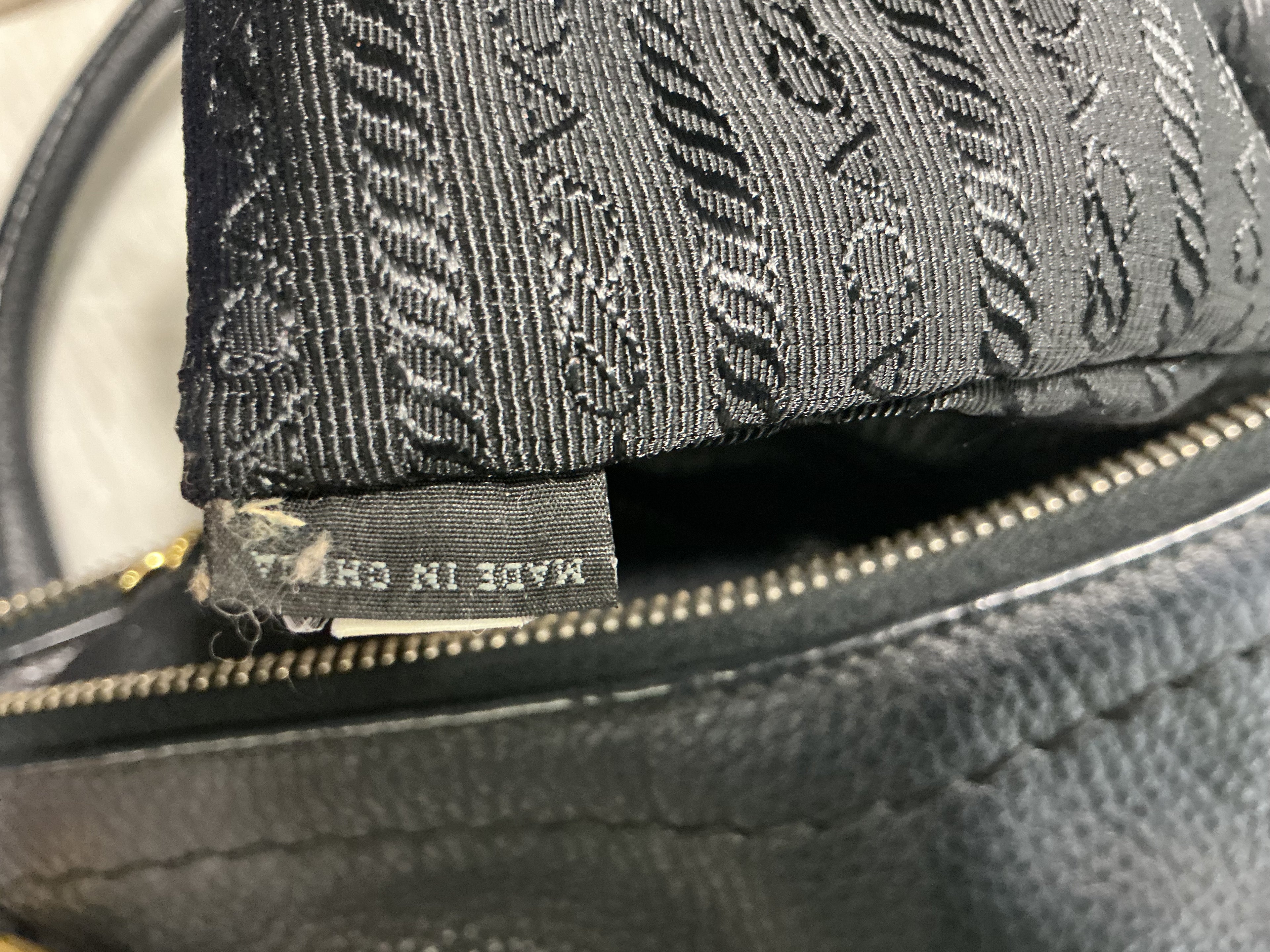 Prada Vitello Daino Hobo – Pelle Nera, Hardware Oro [Preloved]