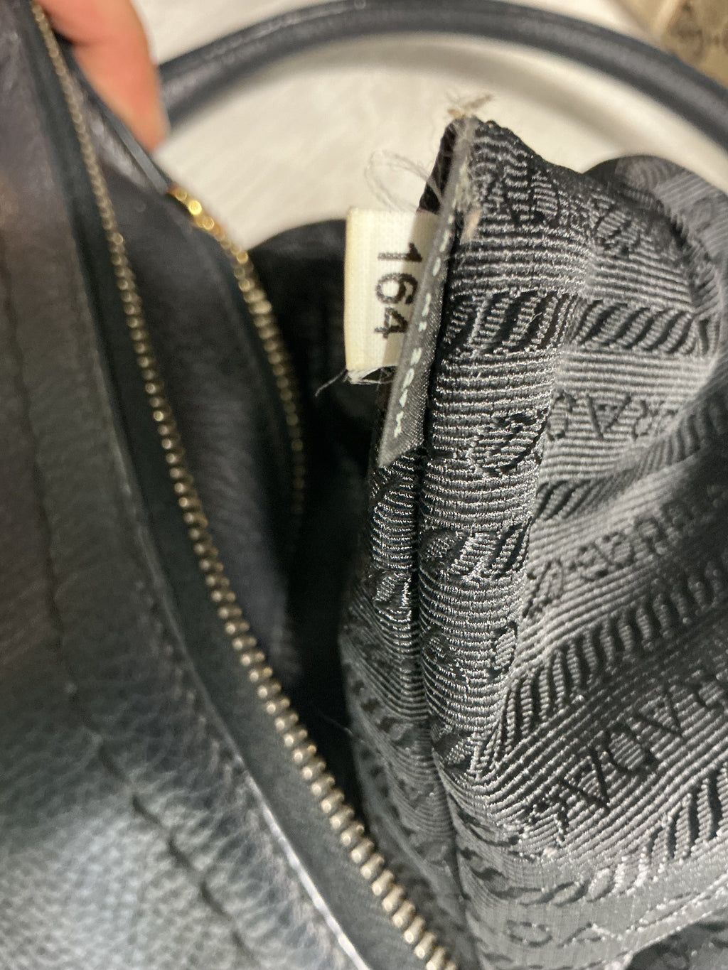 Prada Vitello Daino Hobo – Pelle Nera, Hardware Oro [Preloved]