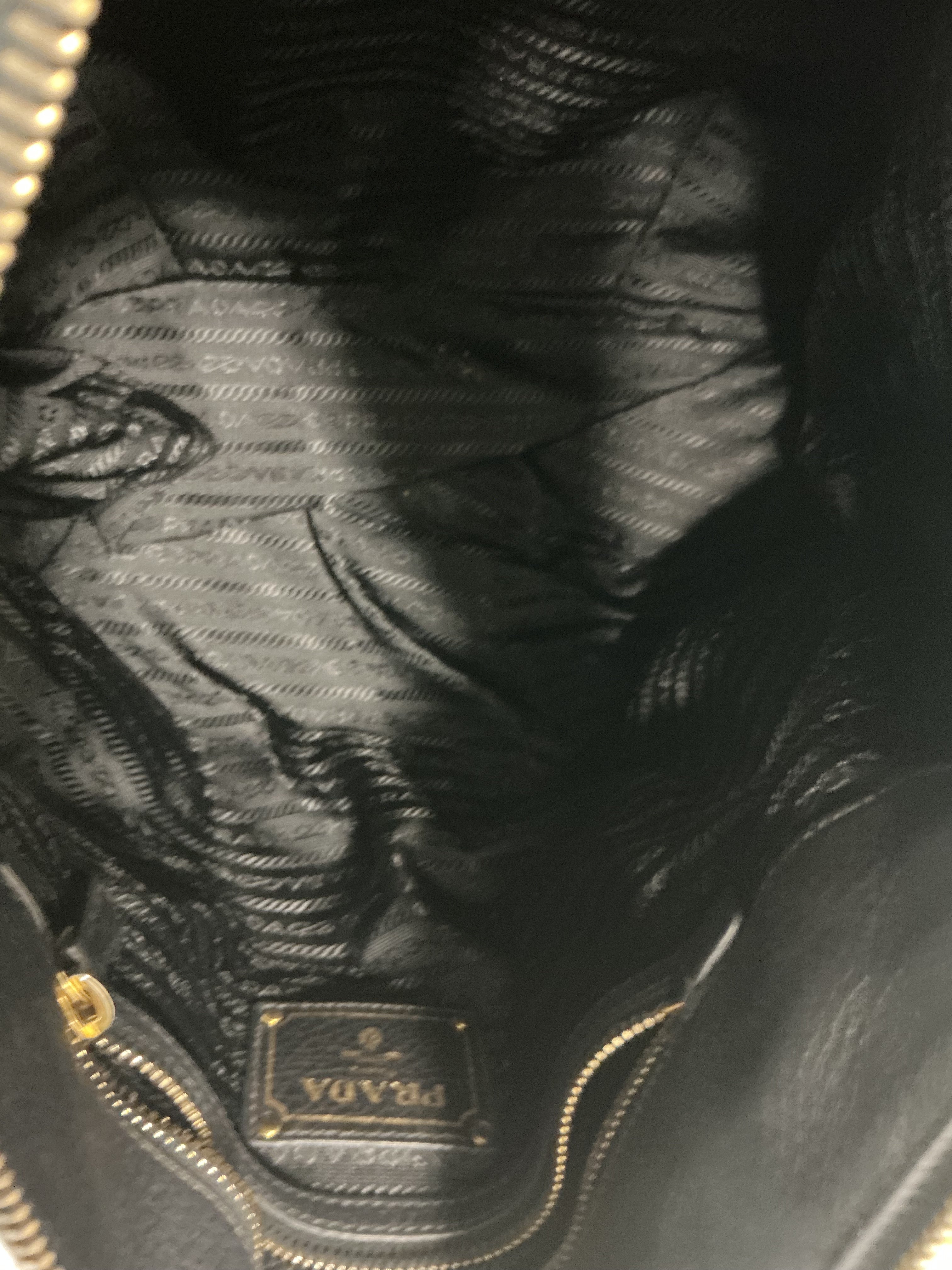 Prada Vitello Daino Hobo – Pelle Nera, Hardware Oro [Preloved]