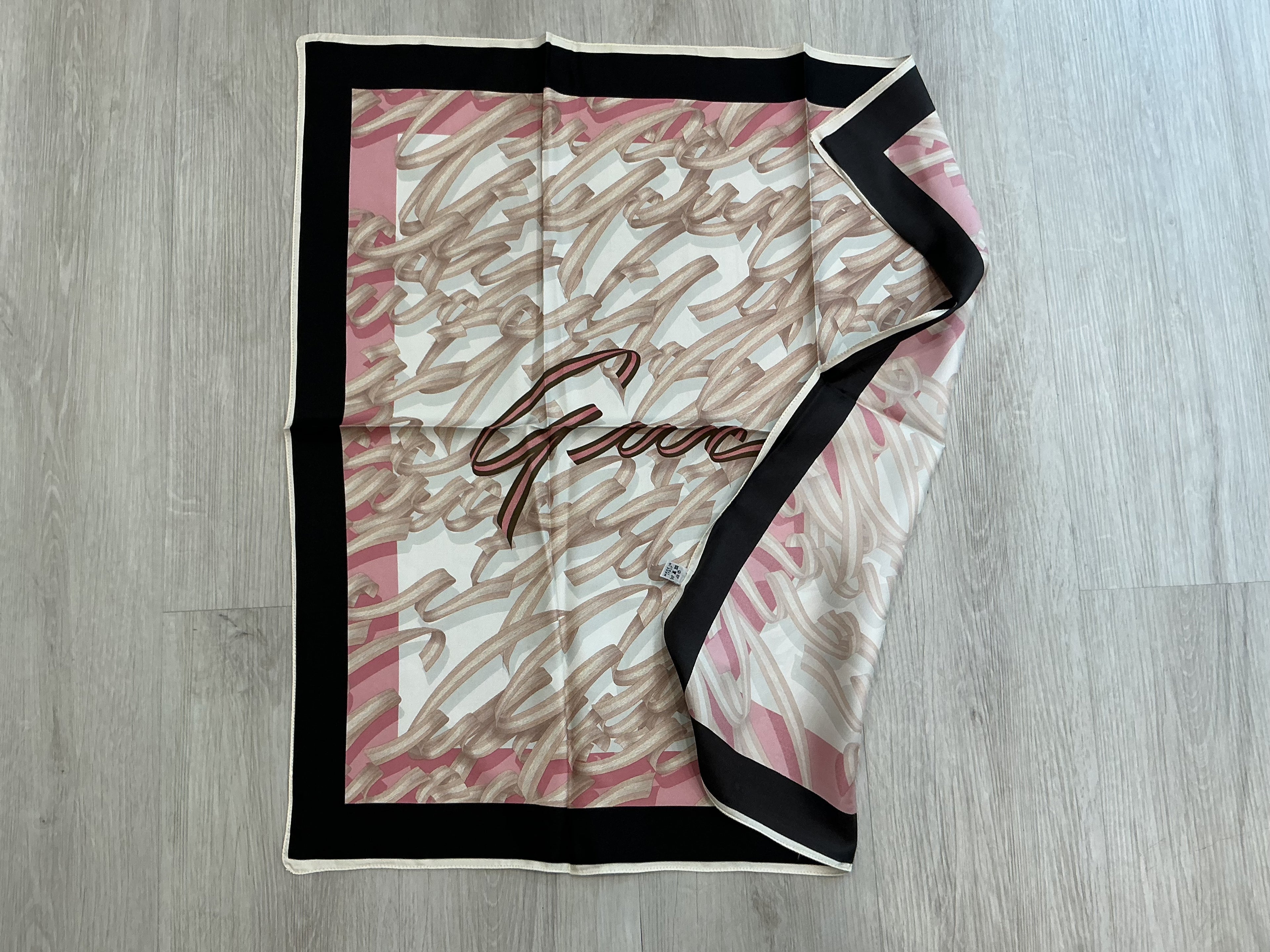 Foulard Gucci in Seta 100% – Fantasia Iconica [Preloved]